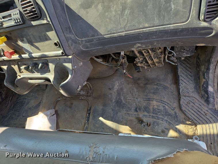 image for item EC4242 2004 Freightliner M2 106 utility / service truck