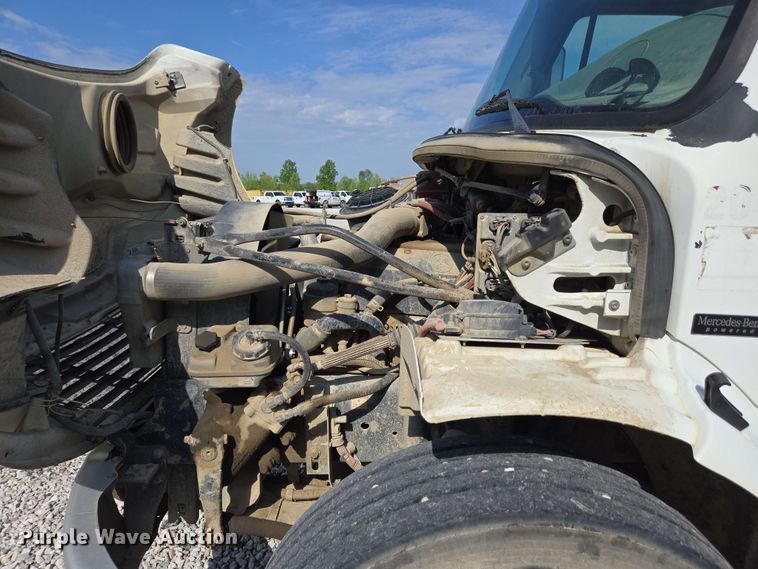 image for item EC4242 2004 Freightliner M2 106 utility / service truck