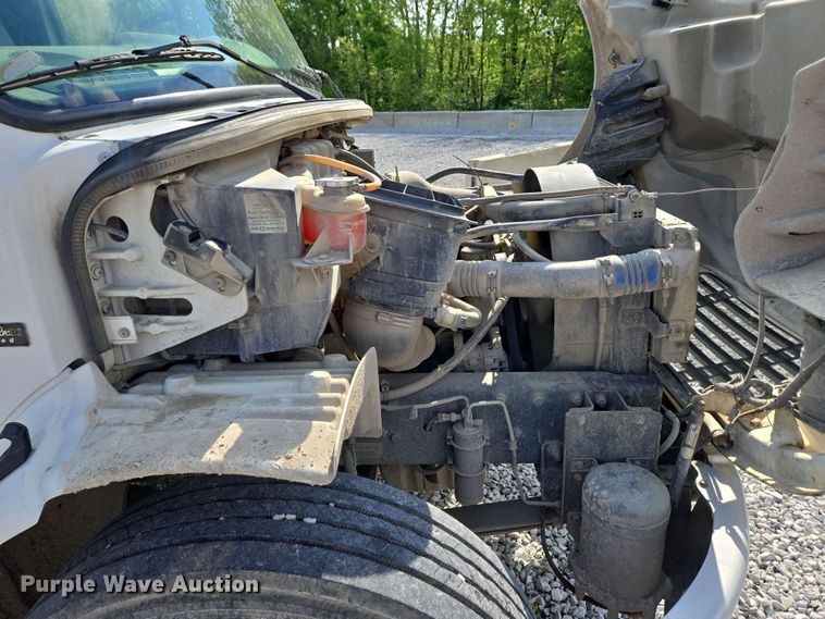 image for item EC4242 2004 Freightliner M2 106 utility / service truck