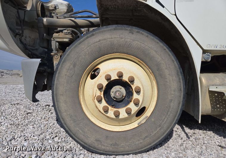 image for item EC4242 2004 Freightliner M2 106 utility / service truck