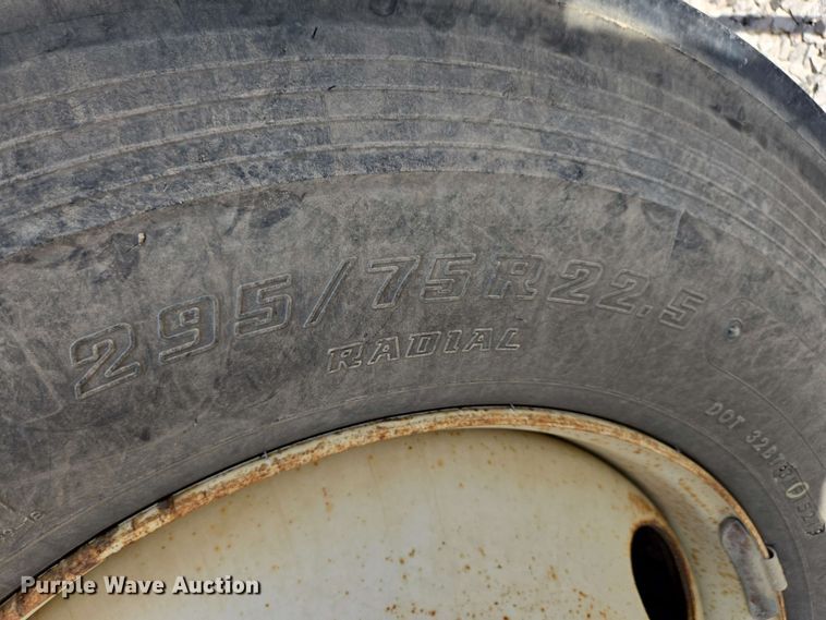 image for item EC4242 2004 Freightliner M2 106 utility / service truck