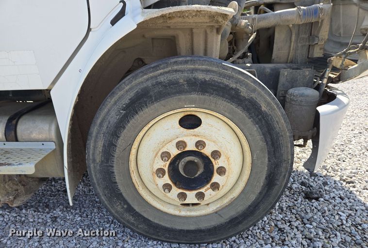 image for item EC4242 2004 Freightliner M2 106 utility / service truck