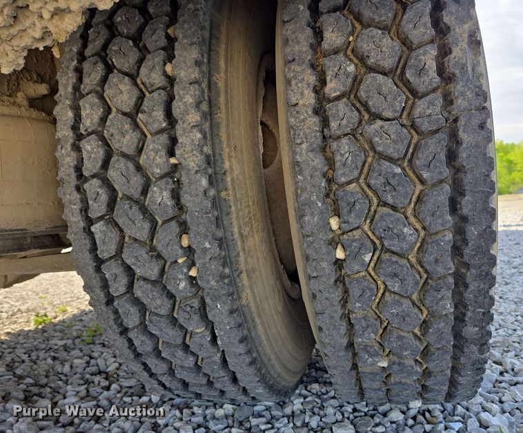 image for item EC4242 2004 Freightliner M2 106 utility / service truck