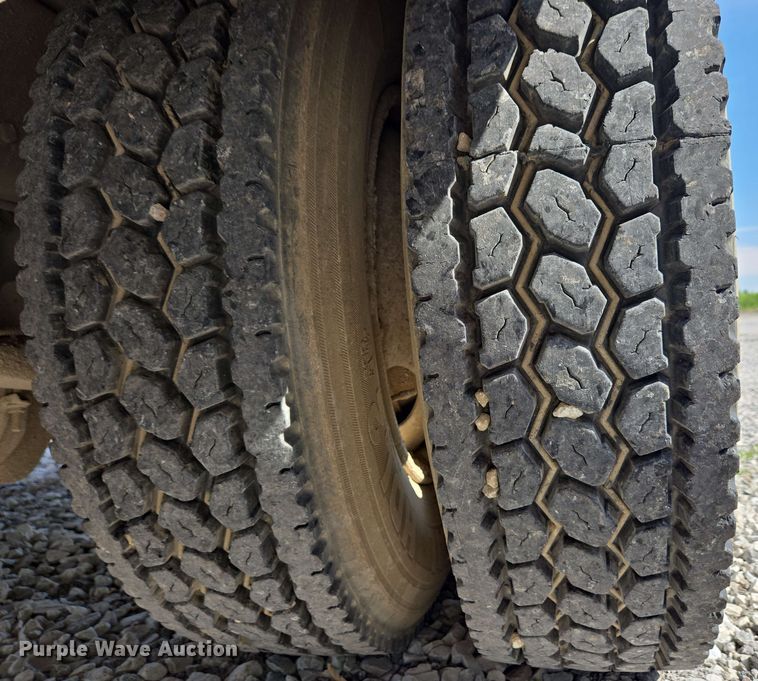 image for item EC4242 2004 Freightliner M2 106 utility / service truck