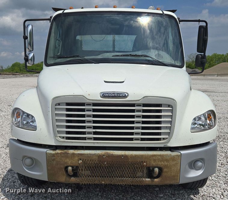 image for item EC4243 2004 Freightliner M2 106 utility / service truck