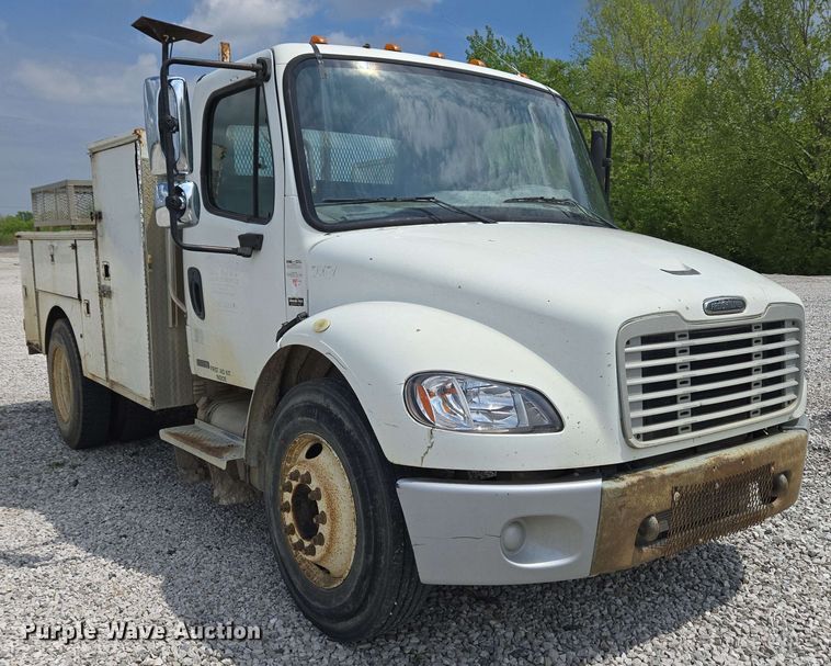 image for item EC4243 2004 Freightliner M2 106 utility / service truck