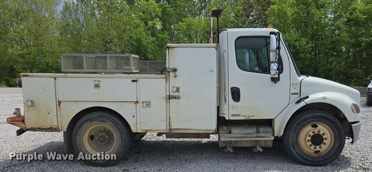 image for item EC4243 2004 Freightliner M2 106 utility / service truck