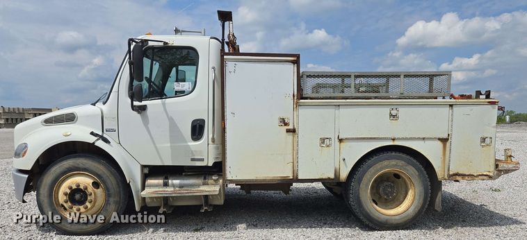 image for item EC4243 2004 Freightliner M2 106 utility / service truck
