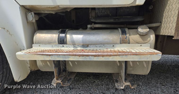 image for item EC4243 2004 Freightliner M2 106 utility / service truck