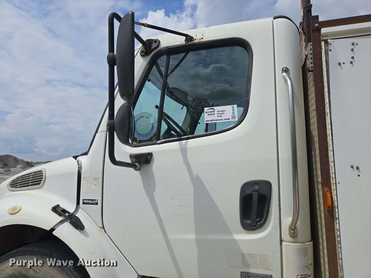 image for item EC4243 2004 Freightliner M2 106 utility / service truck