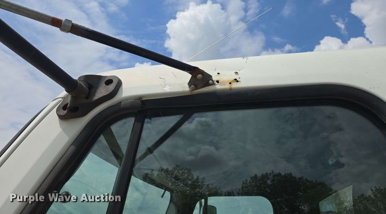 image for item EC4243 2004 Freightliner M2 106 utility / service truck