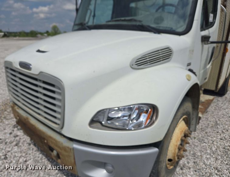 image for item EC4243 2004 Freightliner M2 106 utility / service truck
