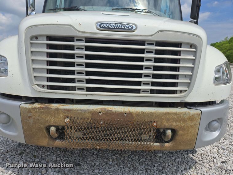 image for item EC4243 2004 Freightliner M2 106 utility / service truck