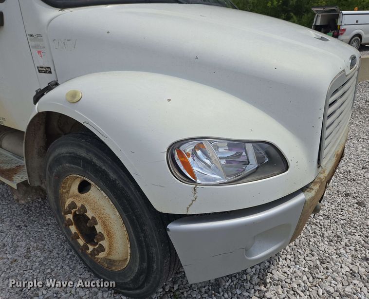 image for item EC4243 2004 Freightliner M2 106 utility / service truck