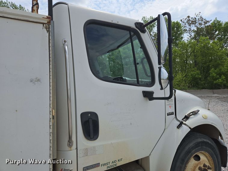 image for item EC4243 2004 Freightliner M2 106 utility / service truck