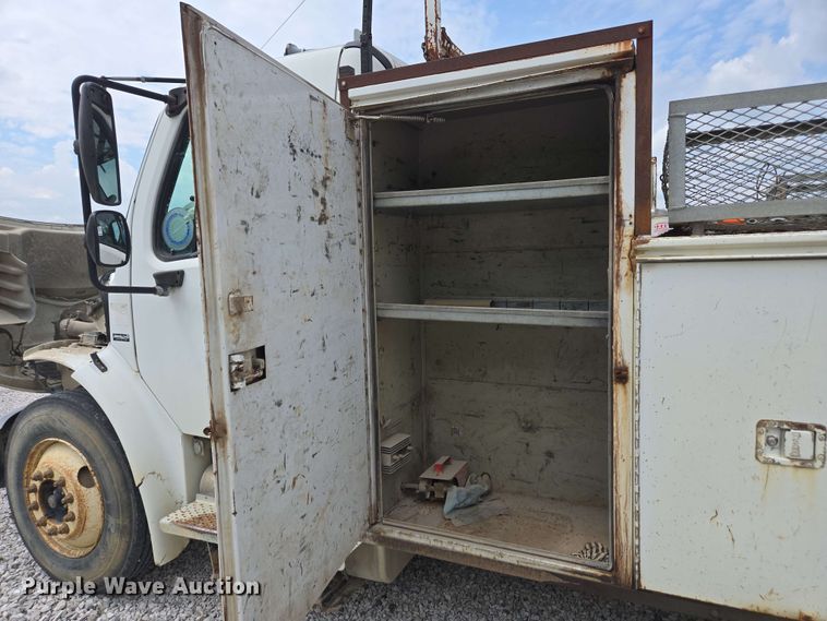 image for item EC4243 2004 Freightliner M2 106 utility / service truck