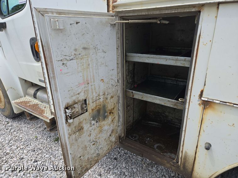 image for item EC4243 2004 Freightliner M2 106 utility / service truck