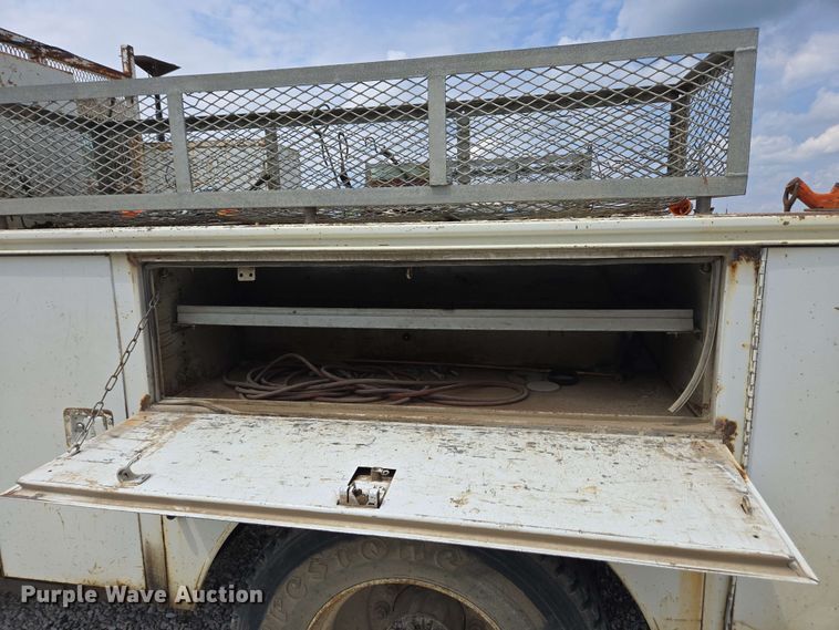 image for item EC4243 2004 Freightliner M2 106 utility / service truck