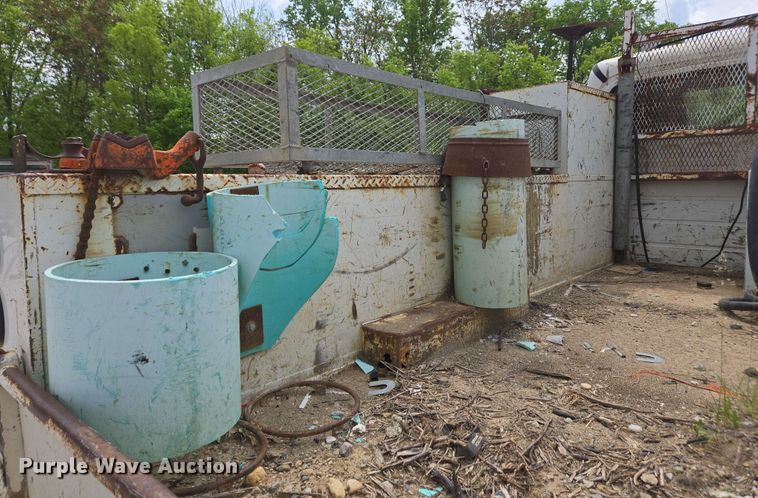 image for item EC4243 2004 Freightliner M2 106 utility / service truck