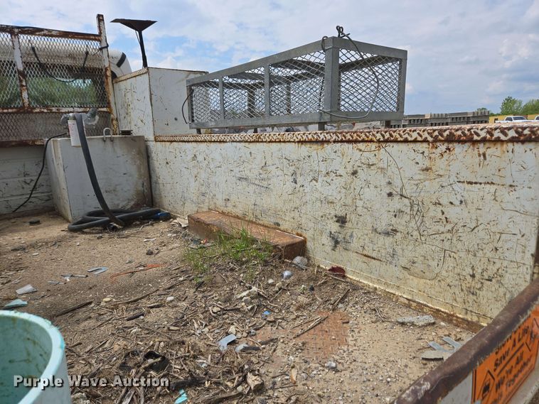 image for item EC4243 2004 Freightliner M2 106 utility / service truck