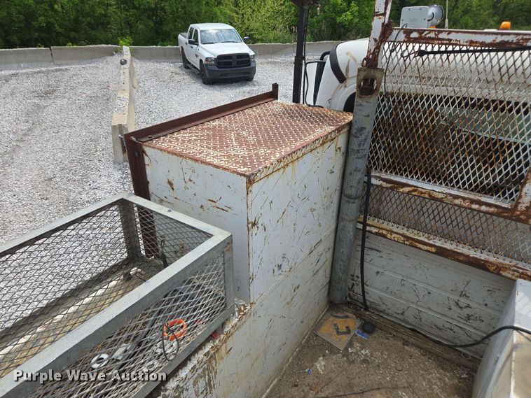 image for item EC4243 2004 Freightliner M2 106 utility / service truck