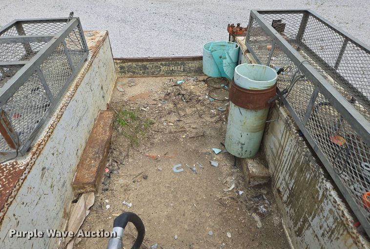 image for item EC4243 2004 Freightliner M2 106 utility / service truck