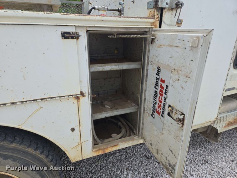 image for item EC4243 2004 Freightliner M2 106 utility / service truck