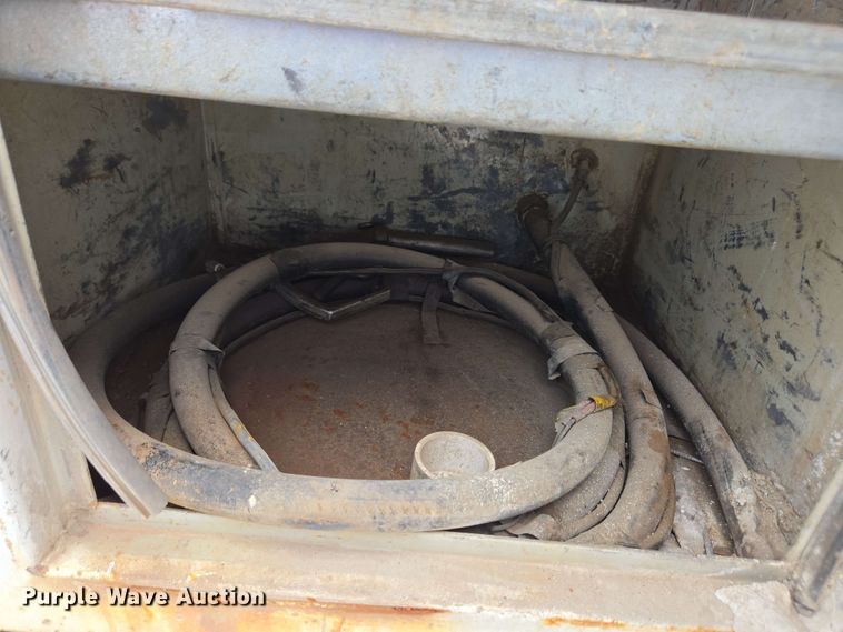 image for item EC4243 2004 Freightliner M2 106 utility / service truck