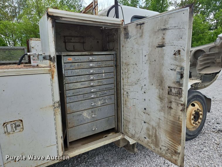 image for item EC4243 2004 Freightliner M2 106 utility / service truck