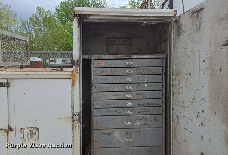 image for item EC4243 2004 Freightliner M2 106 utility / service truck