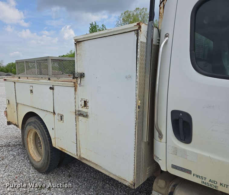 image for item EC4243 2004 Freightliner M2 106 utility / service truck