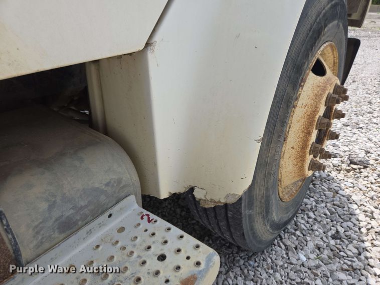 image for item EC4243 2004 Freightliner M2 106 utility / service truck