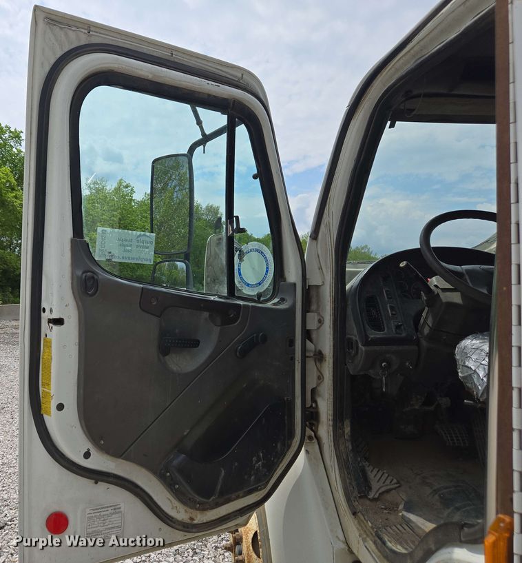 image for item EC4243 2004 Freightliner M2 106 utility / service truck