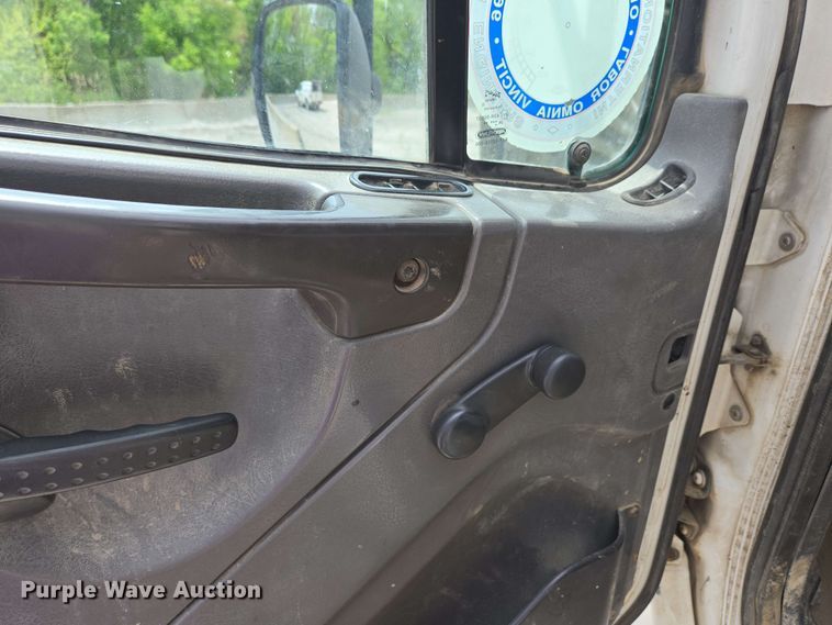 image for item EC4243 2004 Freightliner M2 106 utility / service truck