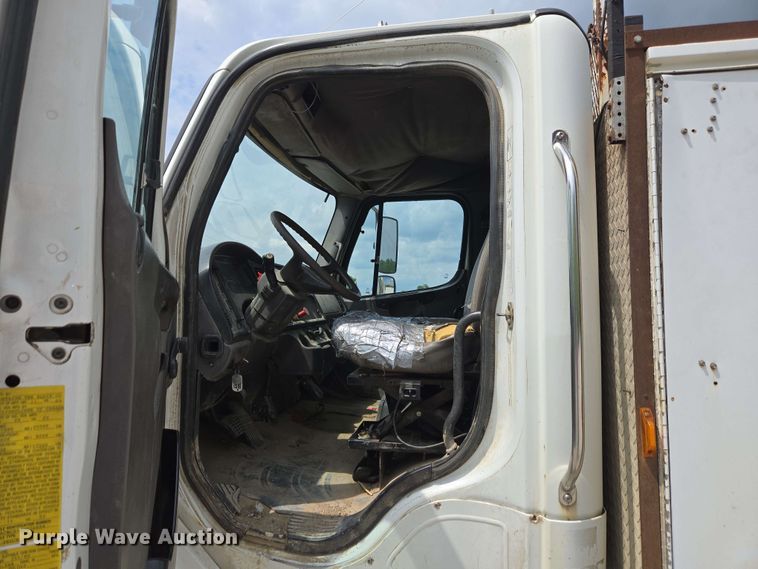 image for item EC4243 2004 Freightliner M2 106 utility / service truck