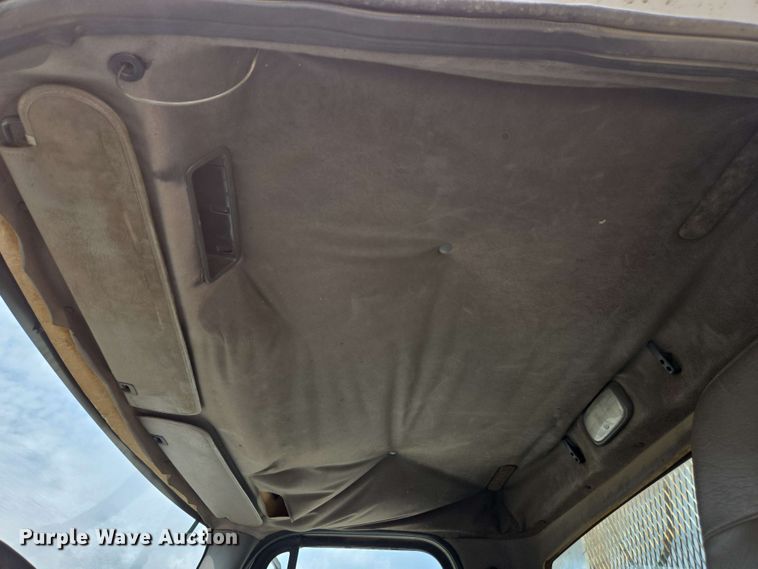 image for item EC4243 2004 Freightliner M2 106 utility / service truck