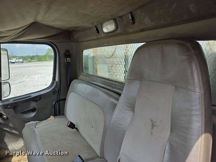 image for item EC4243 2004 Freightliner M2 106 utility / service truck