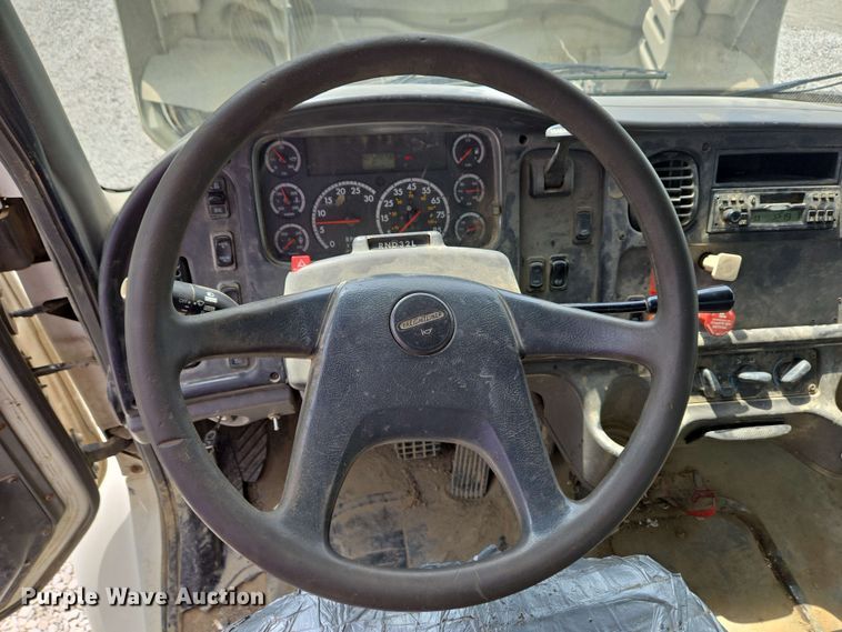 image for item EC4243 2004 Freightliner M2 106 utility / service truck