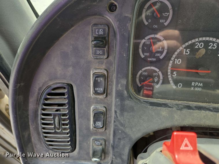 image for item EC4243 2004 Freightliner M2 106 utility / service truck