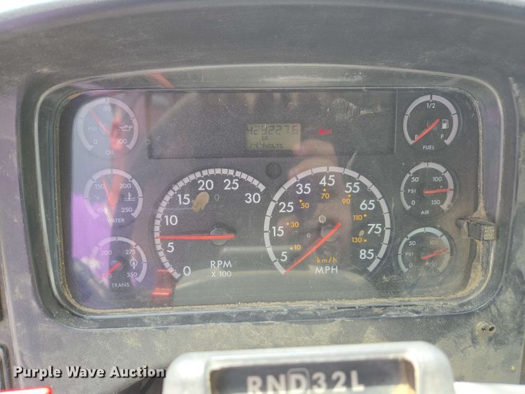 image for item EC4243 2004 Freightliner M2 106 utility / service truck