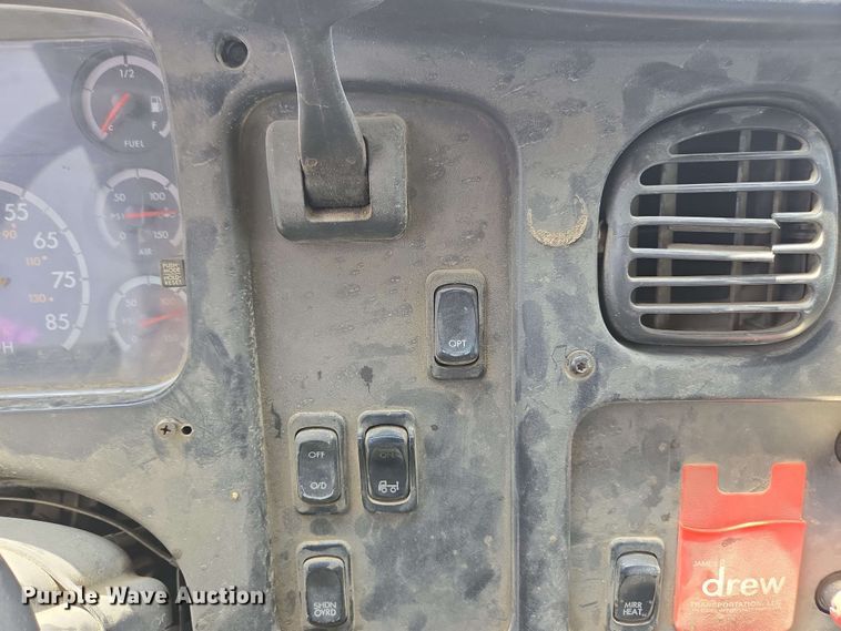 image for item EC4243 2004 Freightliner M2 106 utility / service truck