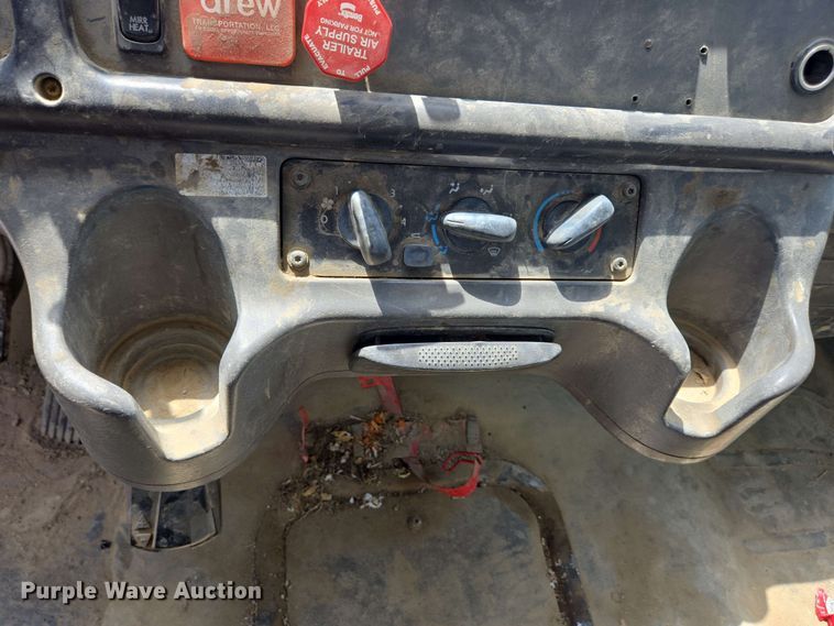 image for item EC4243 2004 Freightliner M2 106 utility / service truck