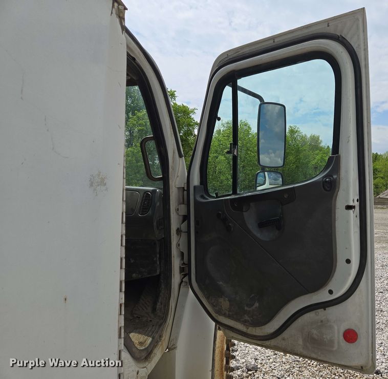 image for item EC4243 2004 Freightliner M2 106 utility / service truck