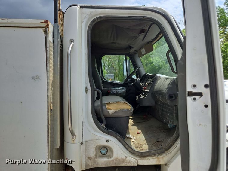 image for item EC4243 2004 Freightliner M2 106 utility / service truck