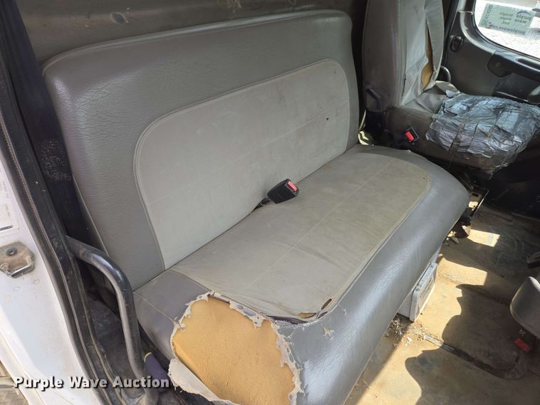 image for item EC4243 2004 Freightliner M2 106 utility / service truck