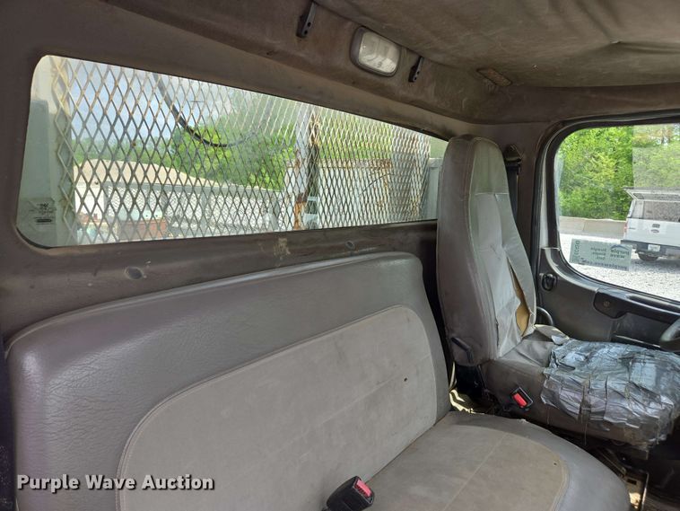 image for item EC4243 2004 Freightliner M2 106 utility / service truck