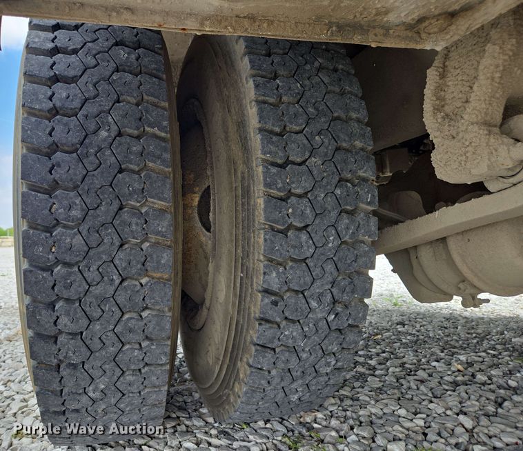 image for item EC4243 2004 Freightliner M2 106 utility / service truck