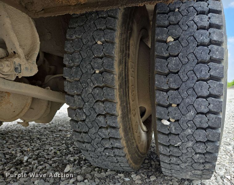 image for item EC4243 2004 Freightliner M2 106 utility / service truck