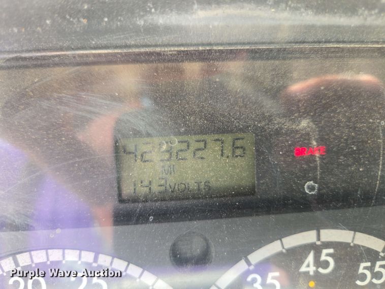 image for item EC4243 2004 Freightliner M2 106 utility / service truck