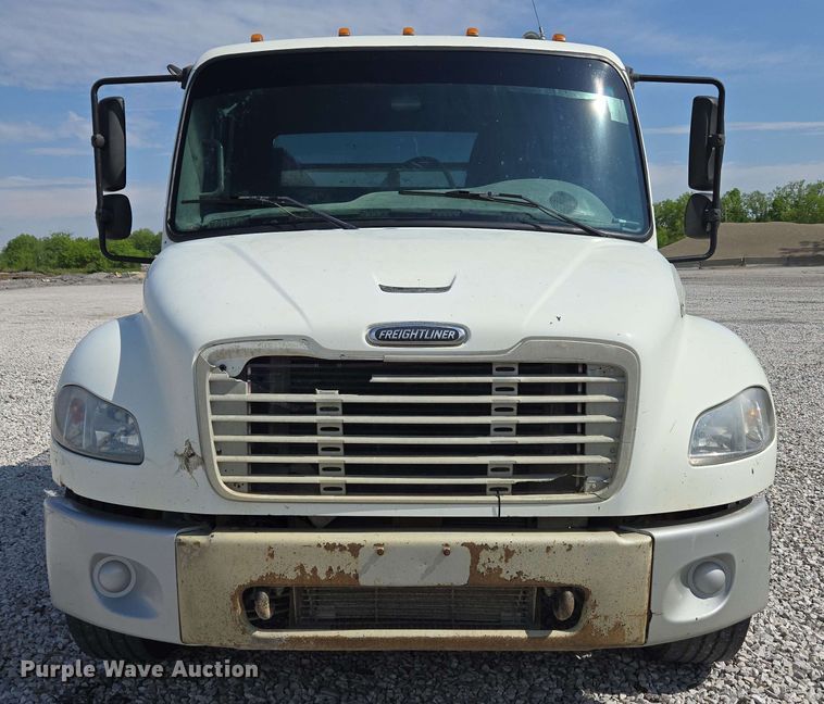 image for item EC4244 2004 Freightliner M2 106 utility / service truck